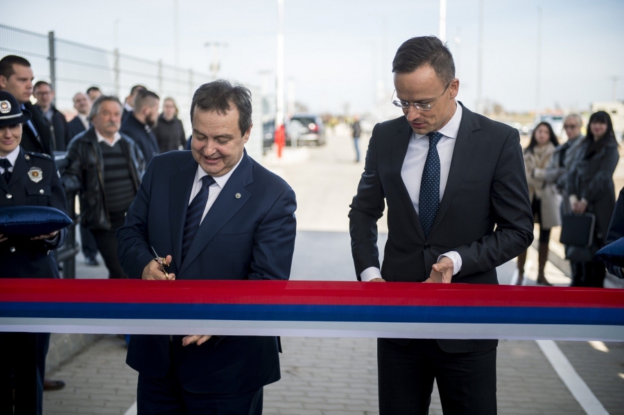 Szijjártó Péter külgazdasági és külügyminiszter (j) és Ivica Dacic szerb külügyminiszter a Bácsszentgyörgy és Haraszti közötti határátkelőhely megnyitóján (fotó: MTI)